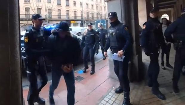 El hombre que mató a su pareja en Béjar, Salamanca, es conducido a los juzgados por la Policía Nacional
