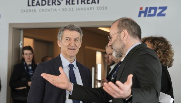 El líder del PP, Alberto Núñez Feijóo (i), conversa con el presidente del Partido Popular Europeo, el alemán Manfred Weber(d), durante la reunión de líderes del Partido Popular Europeo (PPE) en Zagreb
