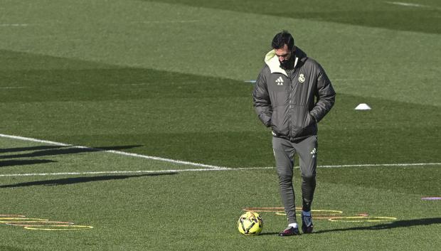 Álvaro Arbeloa dirige un entrenamiento del Real Madrid