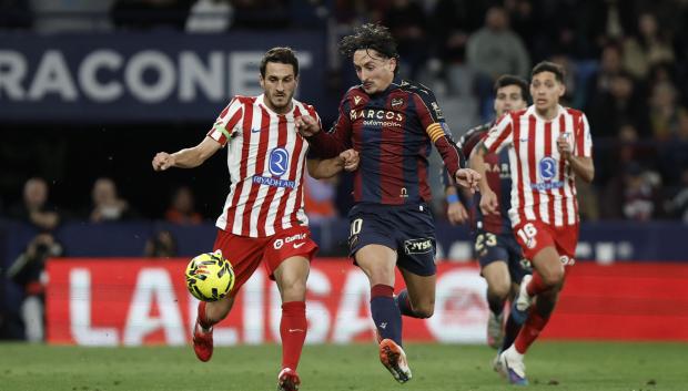 Koke Resurrección disputa un balón con Pablo Martínez