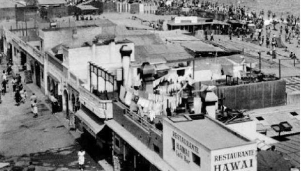 Vista de los chiringuitos, con el Hawai en primer plano