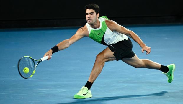 Alcaraz se estira a por una bola en la final del Open de Australia