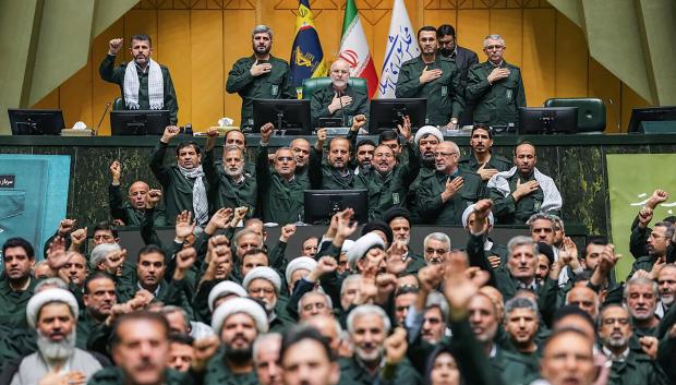 miembros del parlamento de Irán vestidos con uniformes del CGRI, corean "Muerte a Estados Unidos" durante una sesión en Teherán