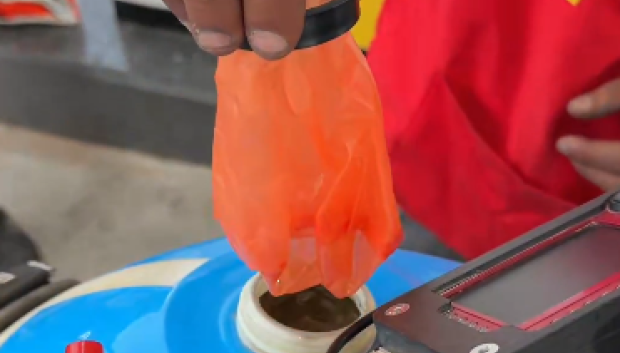 Retirando el filtro de la moto