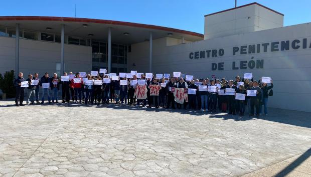 Los trabajadores de la cárcel de León, en una protesta contra las agresiones