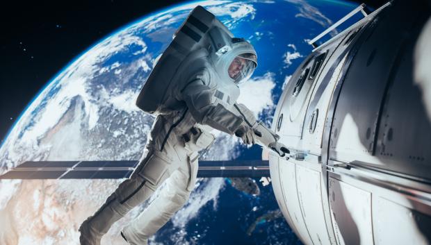 Montaje de un astronauta durante una caminata espacial