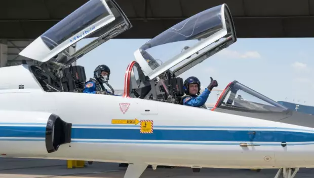 Los miembros de la tripulación del Artemis II, Reid Wiseman y Christina Koch, durante el entrenamiento de vuelo del T-38F en Ellington Field