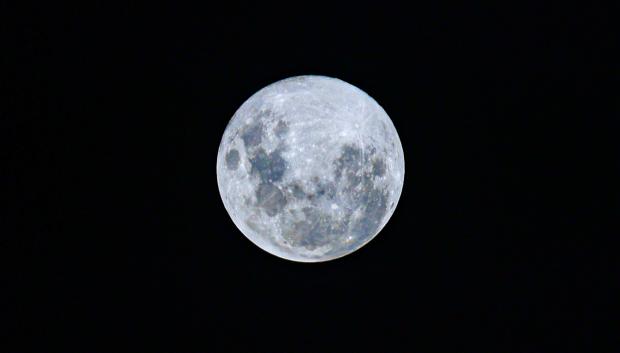 Fotografía que muestra la luna llena de Febrero, conocida como la 'Luna de Nieve' este domingo, en Montevideo (Uruguay)