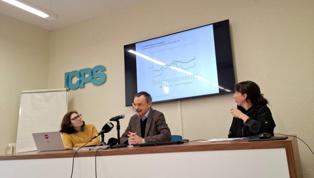 Oriol Bartomeus (centro), este martes en la presentación del estudio