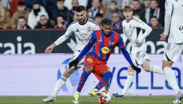 Agus Medina trata de robar el balón a Lamine Yamal