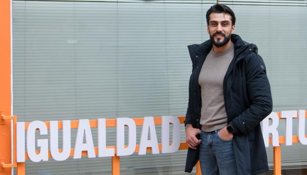 Rufo Santiago, usuario del programa Incorpora de la Fundación ”la Caixa” y responsable de una tienda de ropa en Cartagena