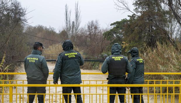 JAÉN, 04/02/2026.- Agentes de la Guardia Civil observan la crecida del río Jaén, a su paso por el puente Jontoya de Jaén. Unos 600 vecinos han sido desalojados de manera preventiva en la zona de Los Puentes de Jaén ante el riesgo de inundaciones por la crecida de ríos tras el paso de la borrasca Leonardo, según han confirmado este miércoles fuentes del servicio de Emergencias 112 Andalucía. EFE/ Jose Manuel Pedrosa
