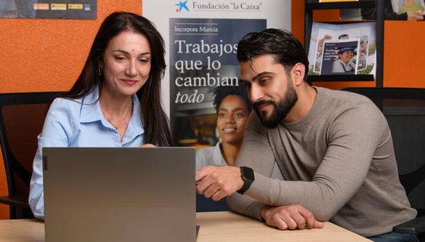 Ana y Rufo en la Fundación Secretariado Gitano, entidad que colabora con el programa Incorpora de la Fundación ”la Caixa”