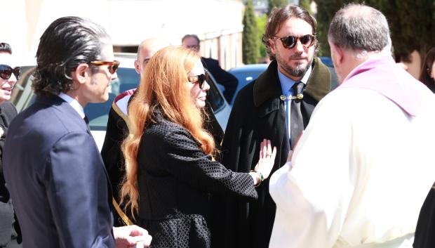 Francisco y Olivia de Borbón con Julian Porras  en el funeral de  Francisco de Borbon y Escasany in Madrid on Thursday, 22 May 2025.