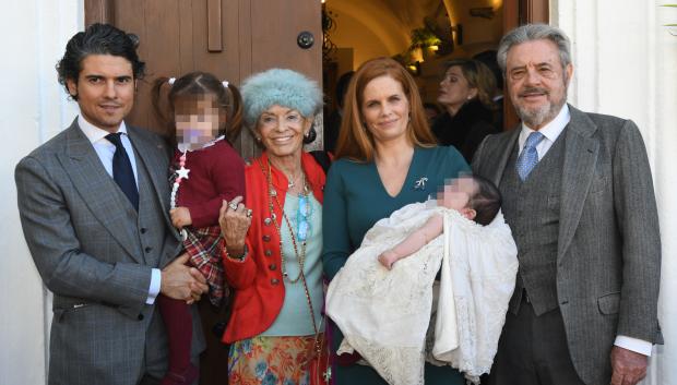 Olivia de Borbón con su marido, sus hijos y sus padres