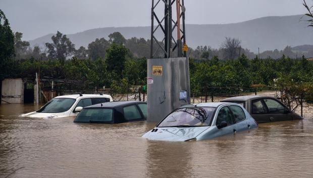 El pueblo San Martín del Tesorillo ha quedado totalmente incomunicado por el desbordamiento del río Guadiaro y el Hozgarganta tras las intensas lluvias provocadas por la borrasca Leonardo