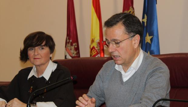 El alcalde de Albacete, Manuel Serrano, durante la rueda de prensa de presentación del 'Jueves Lardero'