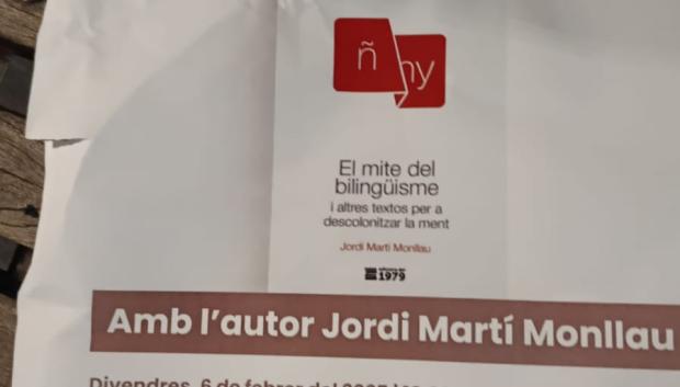 Fotografía del cartel colgado para promocionar el acto