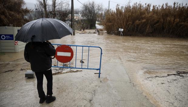 Imagen de carreteras anegadas de agua por las fuertes lluvias que ha provocado la borrasca Leonardo en Ronda (Málaga)