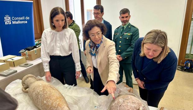 Patrimonio y Guardia Civil ante algunas de las piezas recuperadas