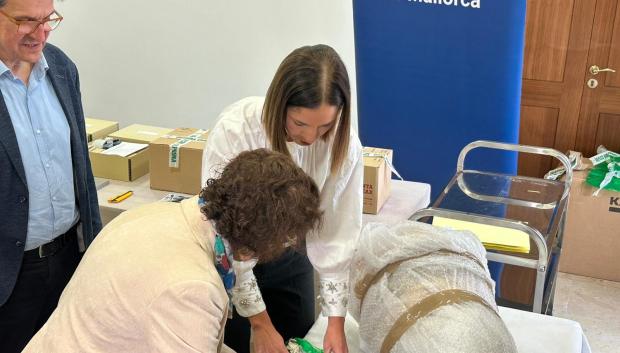La vicepresidenta de Mallorca, con parte del tesoro