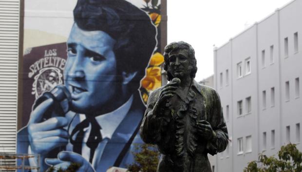 La estatua y el mural que homenajean a Pucho Boedo en O Ventorrillo
