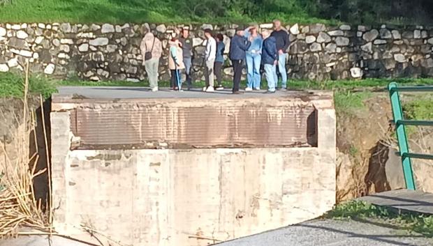Los vecinos, al borde del puente destruido que los aisla
