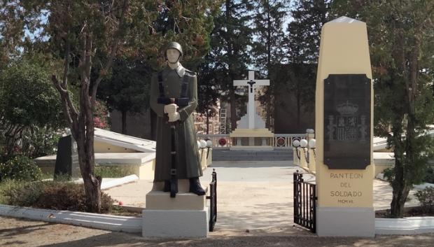 Entrada al panteón en el cementerio de Sant Andreu del Palomar