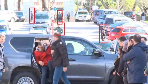 Fuerte escolta policial protegiendo al presidente del Gobierno