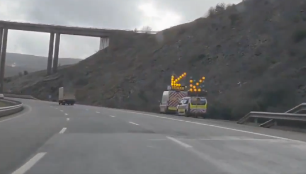 Loa operarios de limitan a señalizar puntos problemáticos