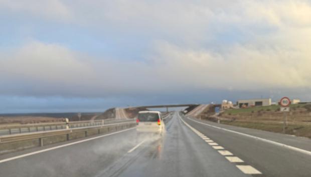 El carril derecho está hundido y se inunda cuando llueve