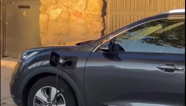 Otro coche cargando, en este caso un híbrido enchufable