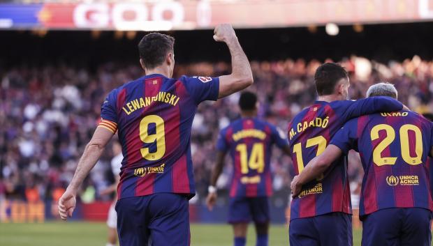 Los jugadores del Barcelona celebran el gol de Lewandowski