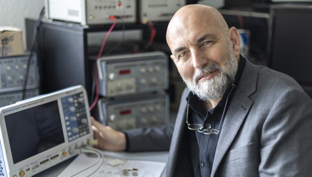 El doctor en Física Josep Lluís Rosselló Sanz muestra el chip en la UIB