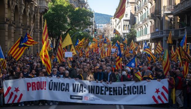 La cabecera de la manifestación de ANC y el Consell, con el lema ‘Prou! Única via: independència'