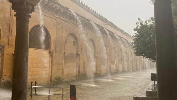 La lluvia incesante cae sobre el Patio de los Naranjos