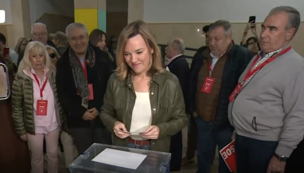 Pilar Alegría acude a votar al IES Goya de Zaragoza