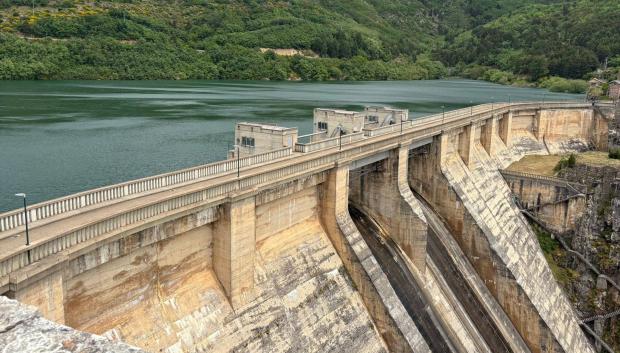 Presa en el embalse de Barrios de Luna, en León