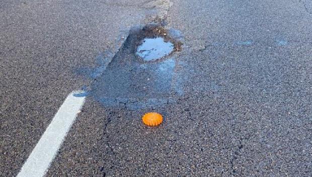 Socavones así hay millones en las carreteras, pero con una baliza V16 no