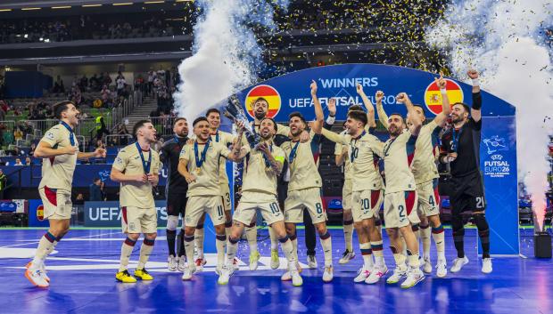 Los jugadores de la selección española de fútbol sala celebran el título de la Eurocopa