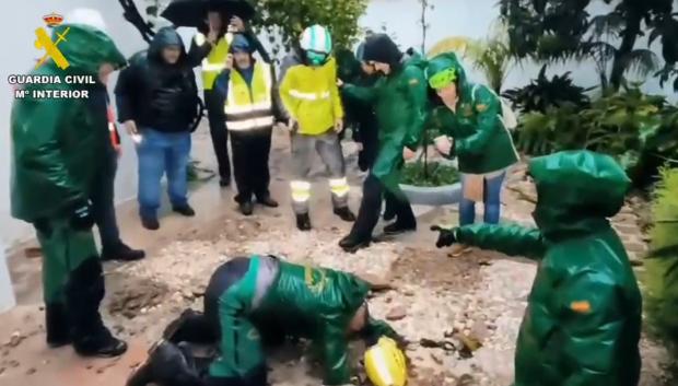 Los equipos de expertos en hidrogeología y movimientos del terreno desplegados en Grazalema