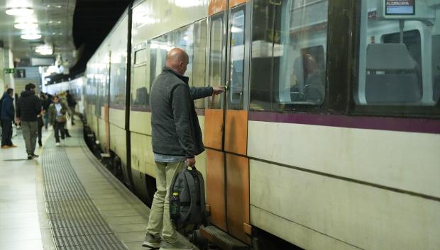Viajeros cogen un tren durante la primera jornada de la huelga ferroviaria, en Plaza Cataluña