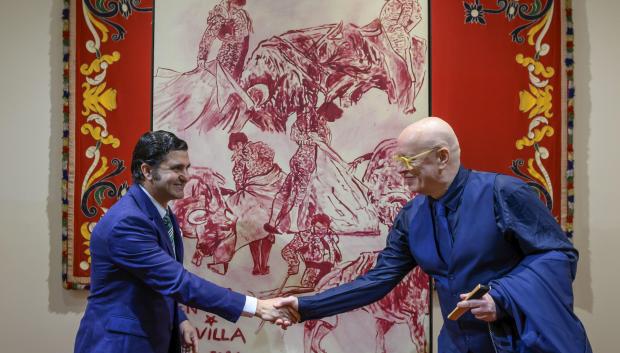 Presentación del cartel pictórico de la temporada taurina de Sevilla de 2026 en la Maestranza, obra del pintor checo Jiri Georg Dokoupil (d), que ha utilizado al diestro Morante de La Puebla (i) como modelo. EFE/Raúl Caro