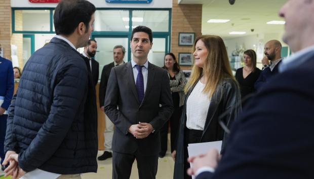 El consejero de Educación de Madrid, Emilio Viciana, y la de Familia, Juventud y Asuntos Sociales, Ana Dávila.