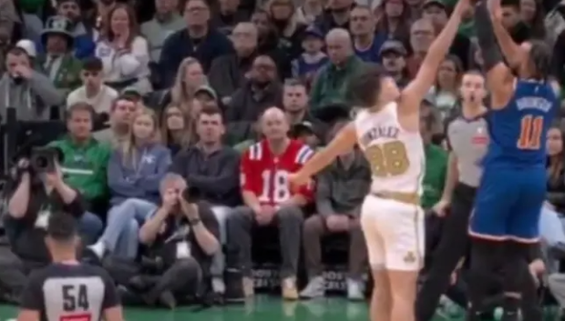 Jalen Bruson en la acción de tiro defendida por Hugo González