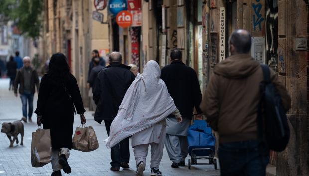 Varias personas caminan por el centro de Barcelona, en una imagen de archivo