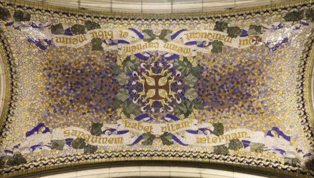 Uno de los mosaicos en el techo de la capilla