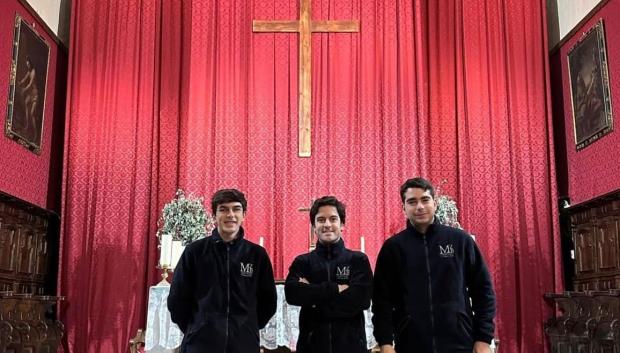 Equipo de restauración de Martín Zamora, ante el retablo de Nuestra Señora del Castillo en Fuente Obejuna