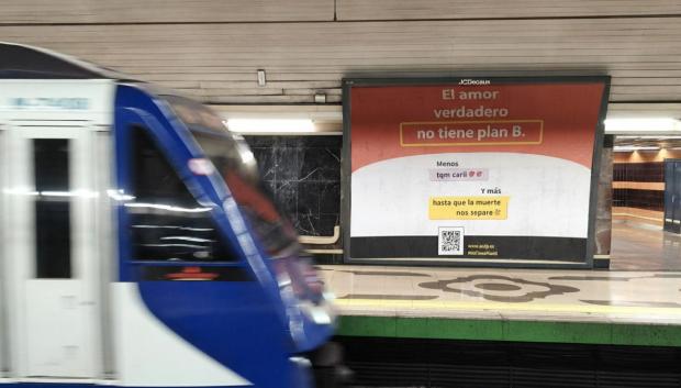 Un cartel de la campaña, en la estación de Ciudad Universitaria, en Madrid