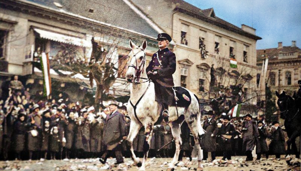 Horthy en la anexión del sureste de Checoslovaquia, Kassa (actual Košice), 11 de noviembre de 1938.